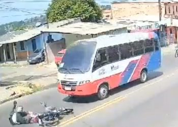 Vídeo: em Manaus, motociclista é jogado para debaixo de microônibus e escapa milagrosamente