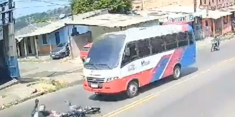 Vídeo: em Manaus, motociclista é jogado para debaixo de microônibus e escapa milagrosamente