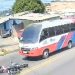 Vídeo: em Manaus, motociclista é jogado para debaixo de microônibus e escapa milagrosamente