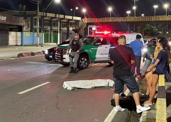Vídeo: foto de idoso morto por atropelamento ao lado de passarela chama a atenção em Manaus