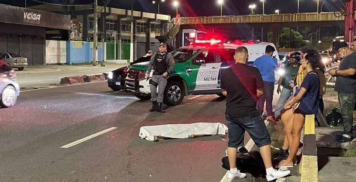 Vídeo: foto de idoso morto por atropelamento ao lado de passarela chama a atenção em Manaus