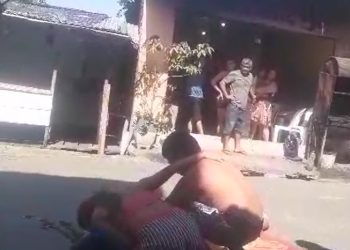 Vídeo: parentes se desesperam sobre cadáver de barbeiro morto em Manaus