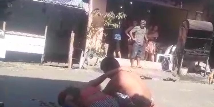 Vídeo: parentes se desesperam sobre cadáver de barbeiro morto em Manaus