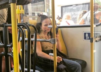 Larissa Manoela aparece em foto dentro de busão após revelar que está lisa e cena viraliza