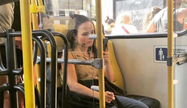 Larissa Manoela aparece em foto dentro de busão após revelar que está lisa e cena viraliza