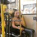 Larissa Manoela aparece em foto dentro de busão após revelar que está lisa e cena viraliza
