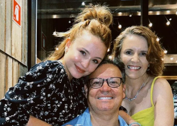 Em entrevista ao Fantástico, Larissa Manoela revela que tinha que pedir permissão dos pais para ter dinheiro