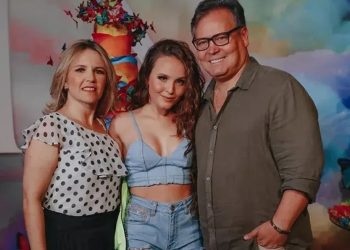 Após entrevista chorosa no SBT, Fantástico mostra mãe de Larissa Manoela a mandando à merd@