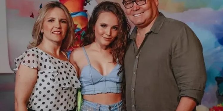 Após entrevista chorosa no SBT, Fantástico mostra mãe de Larissa Manoela a mandando à merd@