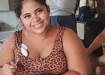 Manicure morta por engano tem o cabelo cortado dentro do caixão para megahair ser feito