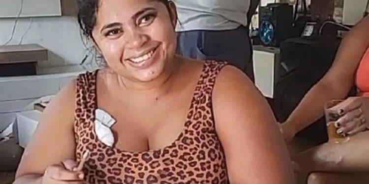 Manicure morta por engano tem o cabelo cortado dentro do caixão para megahair ser feito