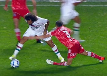 Atenção, imagens fortes: Marcelo quebra a perna de argentino na final da Libertadores