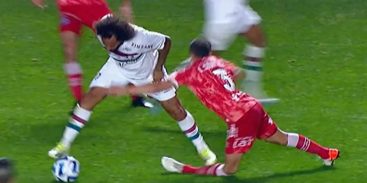 Atenção, imagens fortes: Marcelo quebra a perna de argentino na final da Libertadores