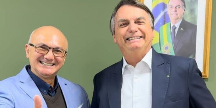 Polícia Federal mira em Menezes como disseminador de fake news de Bolsonaro no Amazonas