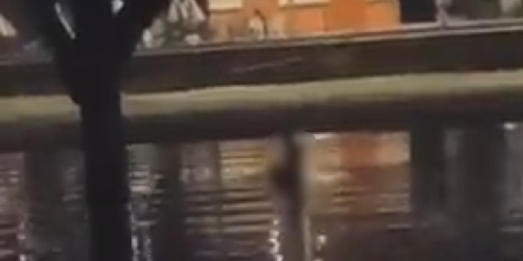 Será que era o boto? Clima esquenta no Balneário de Rio Preto da Eva com casal só na ‘chupeta’; veja