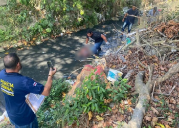 Moradores ouvem tiros de madrugada e nesta manhã encontram corpo crivado de balas em Manaus