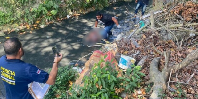 Moradores ouvem tiros de madrugada e nesta manhã encontram corpo crivado de balas em Manaus