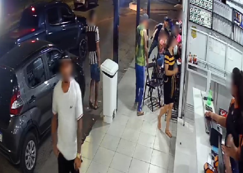 Clientes são assaltados e agredidos enquanto esperavam pedidos em esfiharia em Manaus; veja