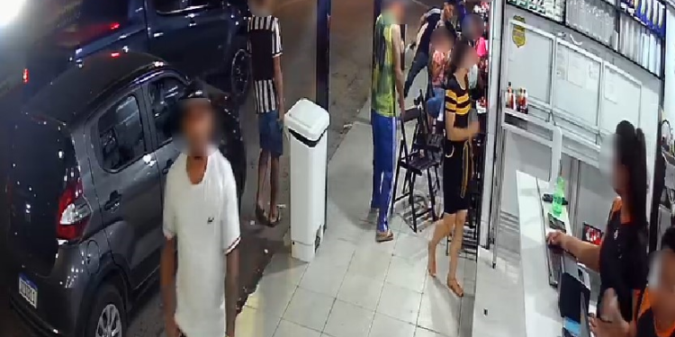 Clientes são assaltados e agredidos enquanto esperavam pedidos em esfiharia em Manaus; veja