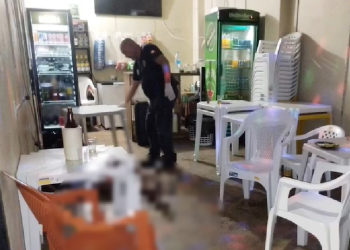Homem morre com 14 tiros enquanto tomava uma no ‘Ponto da Gelada’ e garota de 15 anos fica ferida