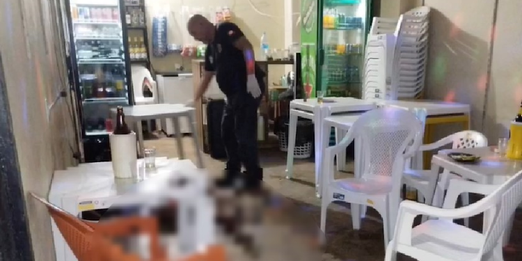 Homem morre com 14 tiros enquanto tomava uma no ‘Ponto da Gelada’ e garota de 15 anos fica ferida