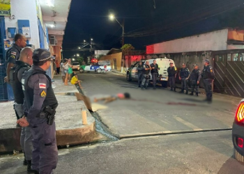 Travesti é pega na esquina por pistoleiros e morre com vários tiros em Manaus