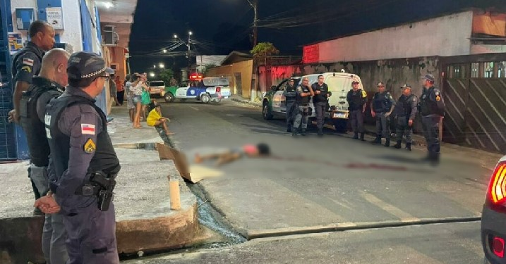 Travesti é pega na esquina por pistoleiros e morre com vários tiros em Manaus