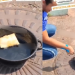 Será que tá quente? Mulher frita pastel top na calçada e diz que tá ‘fresquinho’; veja