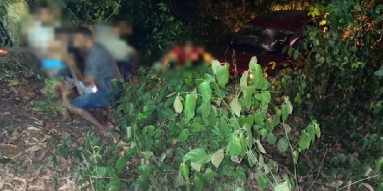 Carro com casal e os filhos menores despenca em ribanceira no bairro Dom Pedro