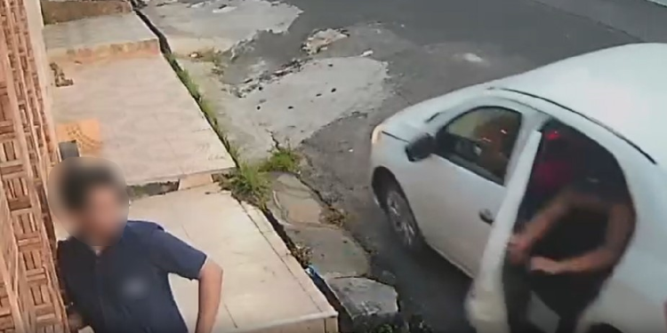 ‘Cabreiro’, jovem fica atento e escapa de assalto em frente de casa em Manaus; veja