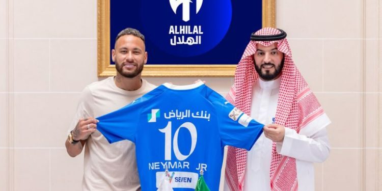 Neymar assina com os árabes, sorri, fotografa e diz sim a R$ 1,7 bilhão: ‘estou aqui’