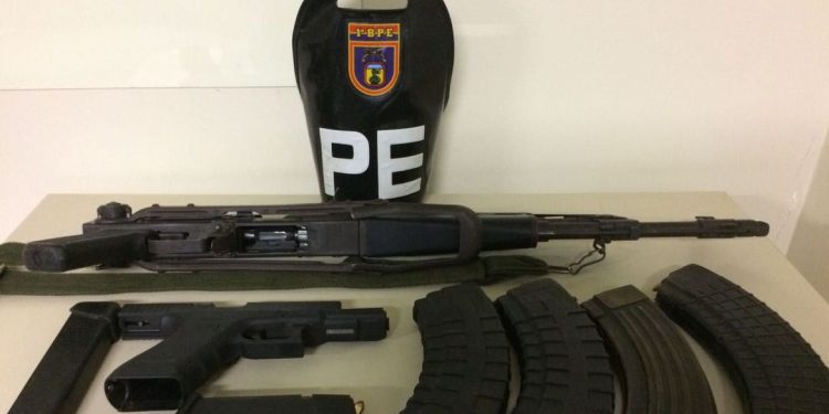 Policial civil ou militar vai ganhar R$ 5 mil para cada fuzil apreendido