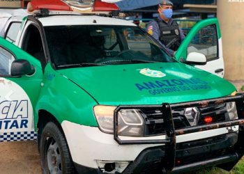 Irmãos furam pneu de viatura da PM em Manaus para proteger traficantes do bairro