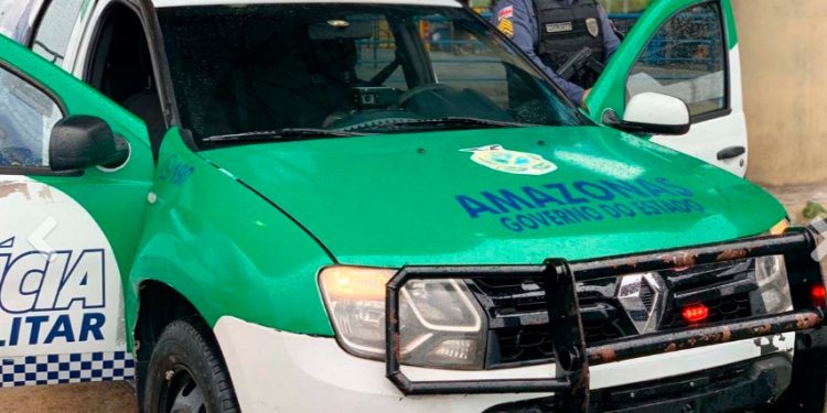 Irmãos furam pneu de viatura da PM em Manaus para proteger traficantes do bairro