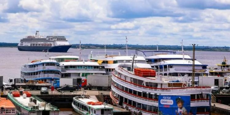 Ajudante de carga desaparece após cair nas águas do rio Negro no Porto de Manaus