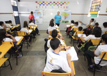 Prefeitura de Manaus divulga lista de professores que receberão 14º e 15º salário; confira