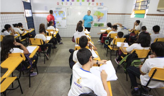 Prefeitura de Manaus divulga lista de professores que receberão 14º e 15º salário; confira