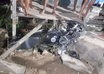 Vídeo: Moto cai em buraco na rua no interior do AM e homem morre e amigo tem grave fratura