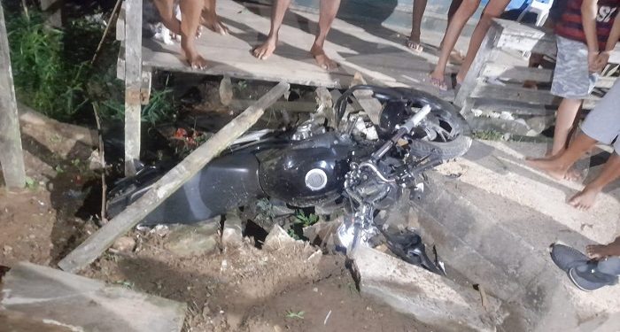 Vídeo: Moto cai em buraco na rua no interior do AM e homem morre e amigo tem grave fratura