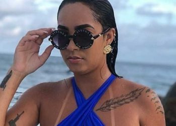 Blogueira deseja boa noite aos seguidores e acaba metralhada em cima da cama