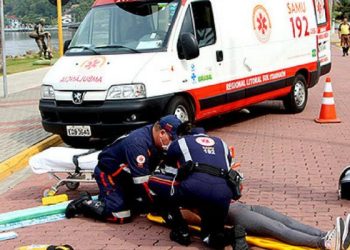 Mulher é esfaqueada e tenta beijar socorrista do Samu