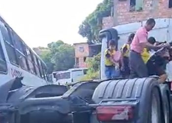 Vídeo: moradores da ZL de Manaus ficam presos após busão e carreta bloquearem rua