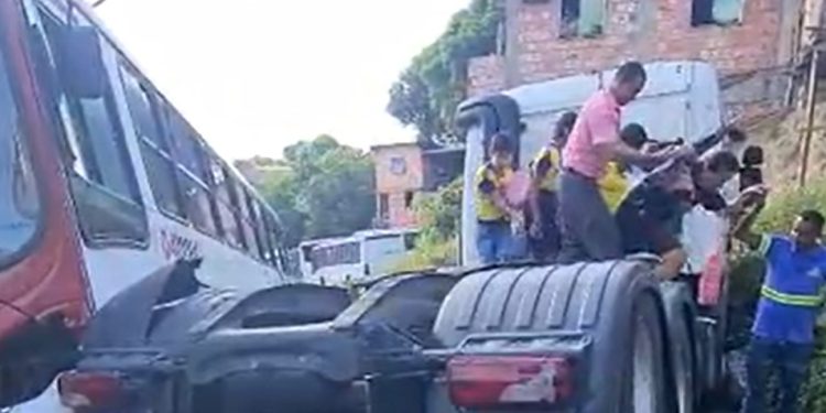 Vídeo: moradores da ZL de Manaus ficam presos após busão e carreta bloquearem rua