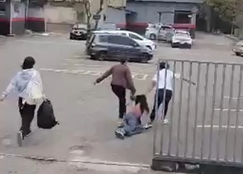 Mulheres quebram tarado na porrada e o levam arrastado até a PM