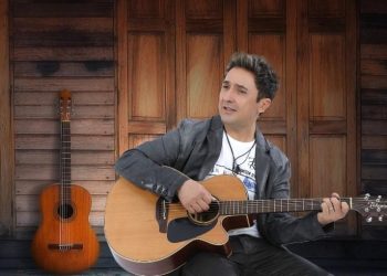 Casa de Praia Zezinho Corrêa recebe o artista Tom Cleber neste domingo, 27/8