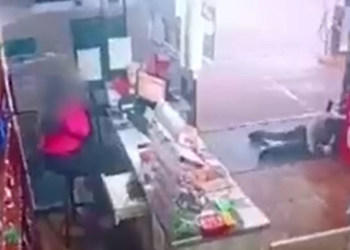 Vídeo mostra homem sendo morto com cinco tiros em posto de combustíveis; veja