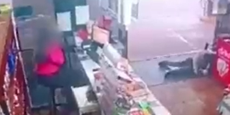 Vídeo mostra homem sendo morto com cinco tiros em posto de combustíveis; veja