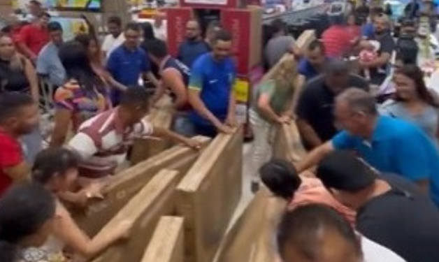 Vídeo: Promoção errada no Dia dos Pais no Carrefour oferta TV por R$ 105 e consumidores piram