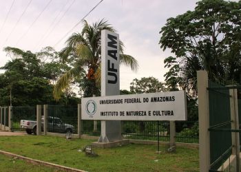 Motociclista em alta velocidade acerta pedestre de cheio na zona Leste