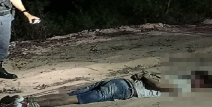 Amarrado, homem é desovado na ZL por carro preto com quatro assassinos